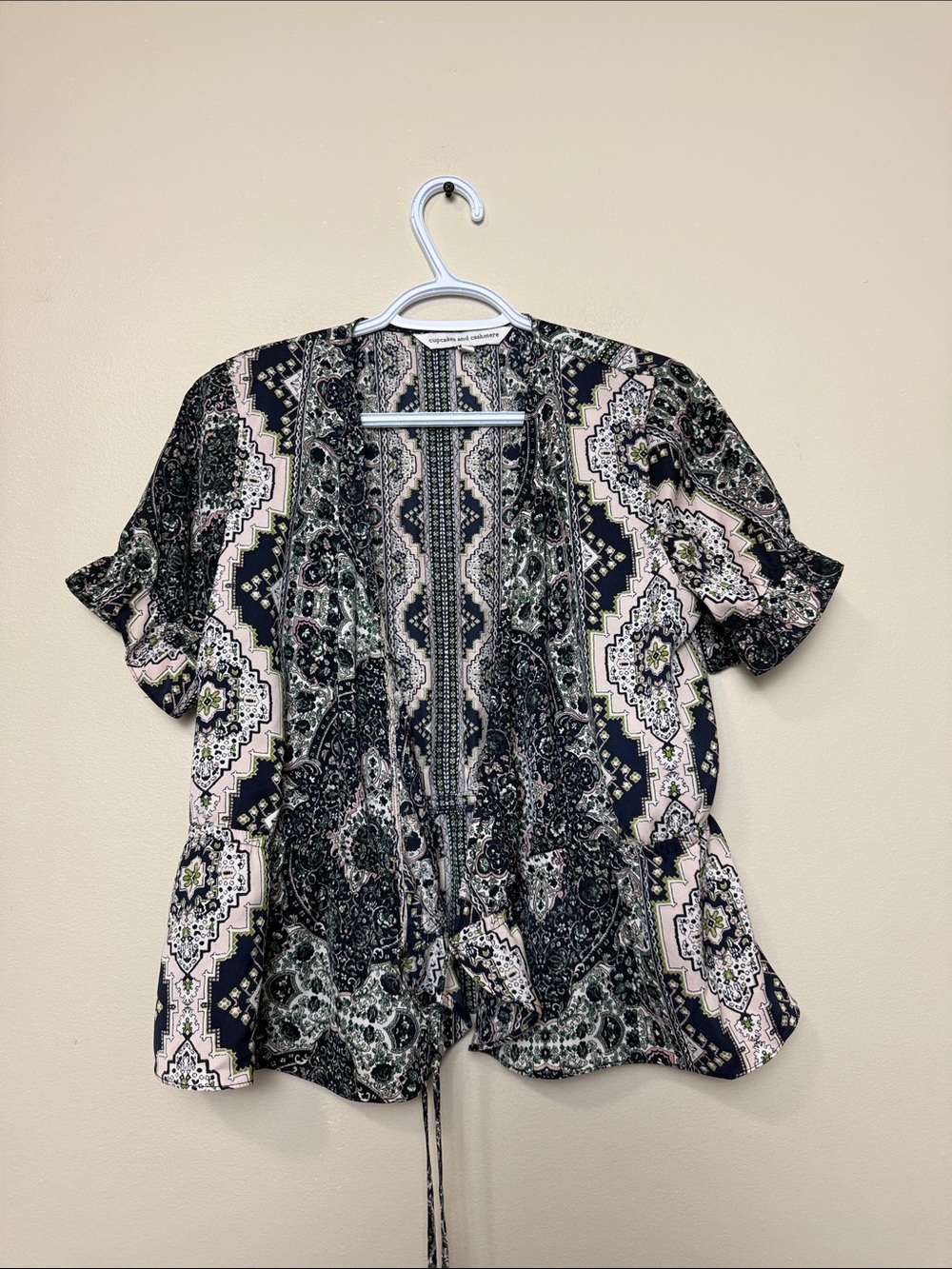 cupcakes & cashmere Navy, Black and Cream Printed Kimono Top size S